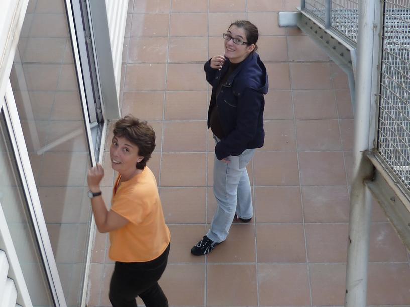 Montse i Mª José, a la terrassa dels estudis de Ràdio Gràcia, abans de començar el programa