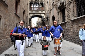 Festes de Santa Eulàlia (Barcelona): grallers i tabalers al carrer del Bisbe (14/02/10). Foto realitzada per Montse Torres.